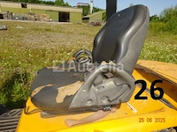 Clark tmc, bouwjaar 2010. de auto spint, maar de rechtervoorband is gescheurd - afbeelding 5 van  6