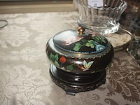 Clossonne pot op houten voet, 2 kristallen sierstukken - afbeelding 4 van  4