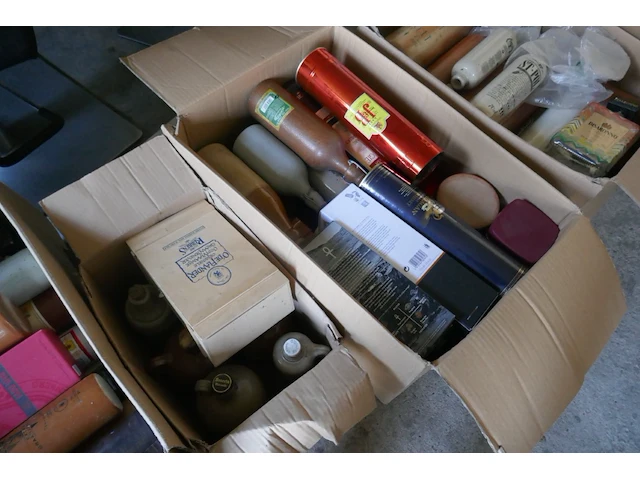 Collectie flessen en kokers - afbeelding 4 van  5