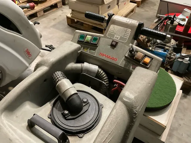 Comac ecolab zelfrijdende veegmachine - afbeelding 4 van  8