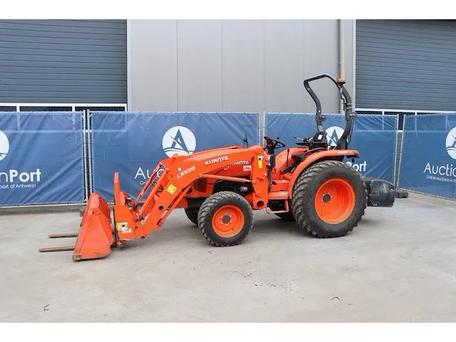 Compacttractor kubota l1361 diesel met voorlader la525 - afbeelding 1 van  1