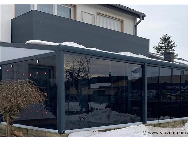 Glazen schuifdeuren mat zwart en antraciet voorzien van getint glas Glazen schuifdeuren mat zwart en antraciet voorzien van getint glas