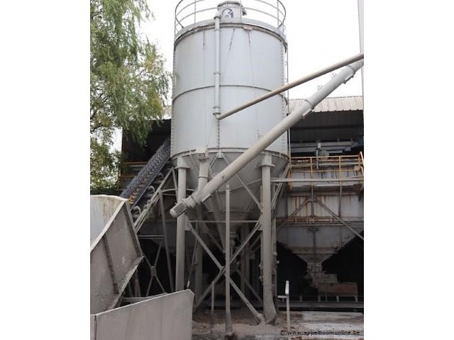 Complete betoncentrale bestaande uit silo's, betonmixer, aanvoerbanden enz - afbeelding 1 van  6