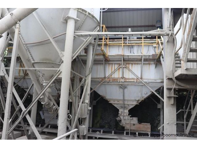 Complete betoncentrale bestaande uit silo's, betonmixer, aanvoerbanden enz - afbeelding 2 van  6