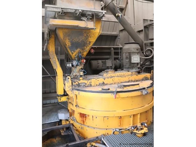 Complete betoncentrale bestaande uit silo's, betonmixer, aanvoerbanden enz - afbeelding 3 van  6