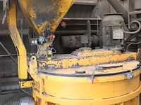 Complete betoncentrale bestaande uit silo's, betonmixer, aanvoerbanden enz - afbeelding 3 van  6