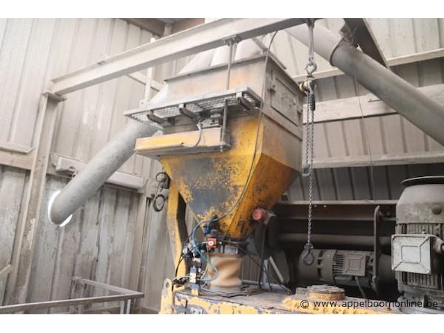 Complete betoncentrale bestaande uit silo's, betonmixer, aanvoerbanden enz - afbeelding 5 van  6