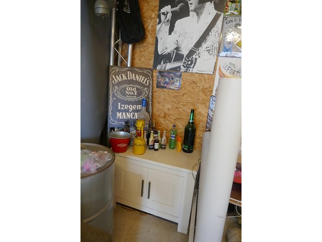 Complete mancave ingerichte bar met allerlei collector items - afbeelding 2 van  12
