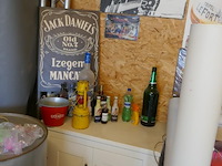 Complete mancave ingerichte bar met allerlei collector items - afbeelding 2 van  12