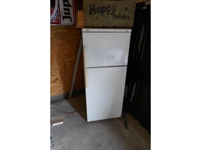 Complete mancave ingerichte bar met allerlei collector items - afbeelding 3 van  12