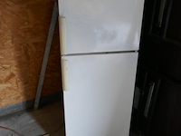 Complete mancave ingerichte bar met allerlei collector items - afbeelding 3 van  12