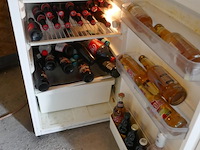 Complete mancave ingerichte bar met allerlei collector items - afbeelding 4 van  12