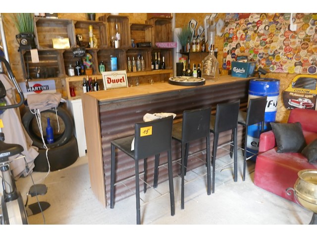 Complete mancave ingerichte bar met allerlei collector items - afbeelding 1 van  12