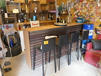 Complete mancave ingerichte bar met allerlei collector items