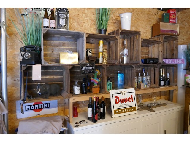 Complete mancave ingerichte bar met allerlei collector items - afbeelding 5 van  12