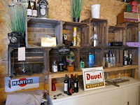 Complete mancave ingerichte bar met allerlei collector items - afbeelding 5 van  12