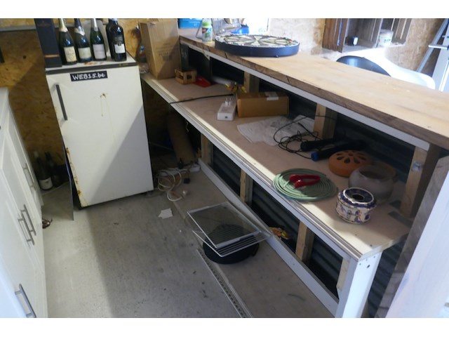 Complete mancave ingerichte bar met allerlei collector items - afbeelding 6 van  12