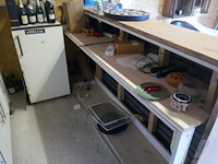 Complete mancave ingerichte bar met allerlei collector items - afbeelding 6 van  12