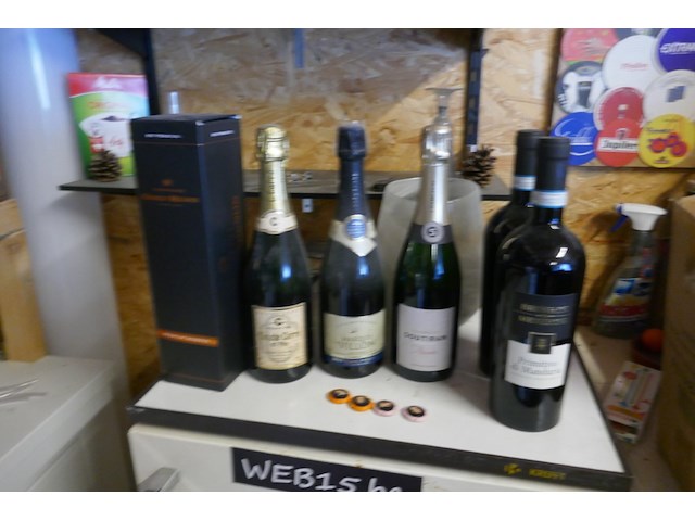 Complete mancave ingerichte bar met allerlei collector items - afbeelding 7 van  12