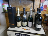 Complete mancave ingerichte bar met allerlei collector items - afbeelding 7 van  12