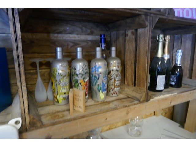 Complete mancave ingerichte bar met allerlei collector items - afbeelding 8 van  12