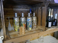 Complete mancave ingerichte bar met allerlei collector items - afbeelding 8 van  12