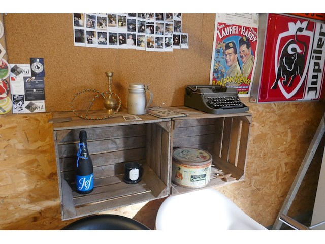 Complete mancave ingerichte bar met allerlei collector items - afbeelding 9 van  12