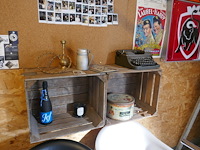 Complete mancave ingerichte bar met allerlei collector items - afbeelding 9 van  12