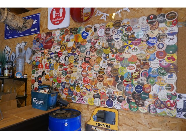 Complete mancave ingerichte bar met allerlei collector items - afbeelding 10 van  12