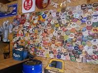 Complete mancave ingerichte bar met allerlei collector items - afbeelding 10 van  12