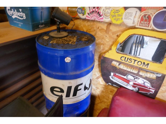 Complete mancave ingerichte bar met allerlei collector items - afbeelding 11 van  12