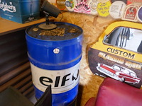 Complete mancave ingerichte bar met allerlei collector items - afbeelding 11 van  12