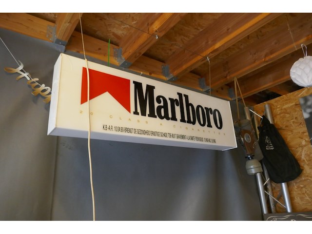 Complete mancave ingerichte bar met allerlei collector items - afbeelding 12 van  12