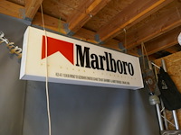 Complete mancave ingerichte bar met allerlei collector items - afbeelding 12 van  12