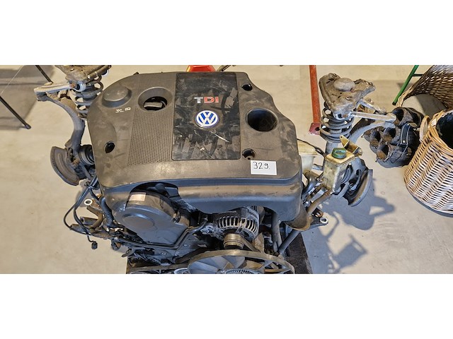 Complete motor volkswagen 1.9 tdi, (subframe, draagarm, fuse, veringen, cardans, manuele versnellingsbak, 160.000 km op de motor) referentienummer motor: 038103373r) - afbeelding 1 van  4