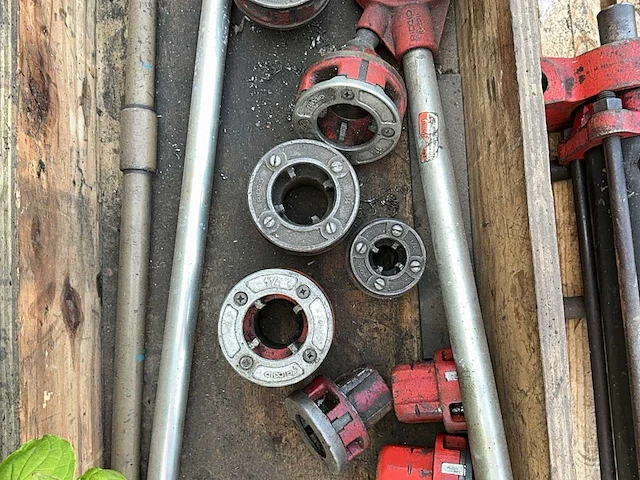 Compressor - draadsnijder - plaatschaar - buizenplooier - ijzerknipper - afbeelding 9 van  19