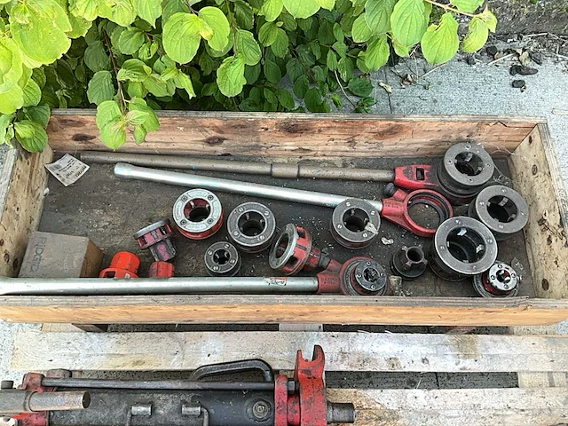 Compressor - draadsnijder - plaatschaar - buizenplooier - ijzerknipper - afbeelding 13 van  19