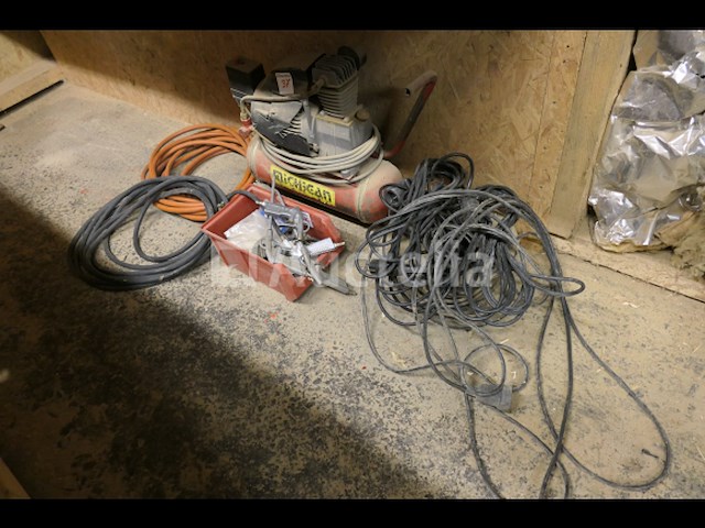 Compressor met diverse accessoires - afbeelding 2 van  5