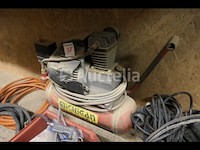 Compressor met diverse accessoires - afbeelding 3 van  5