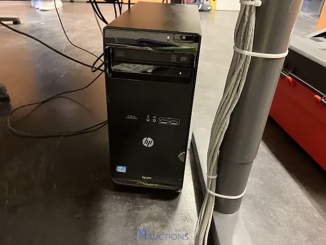 Computer hp compleet met 3 schermen, toetsenbord en muis en luidsprekers - afbeelding 1 van  7