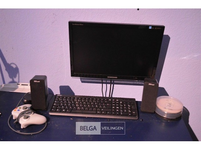 Computer met toebehoren - afbeelding 1 van  4