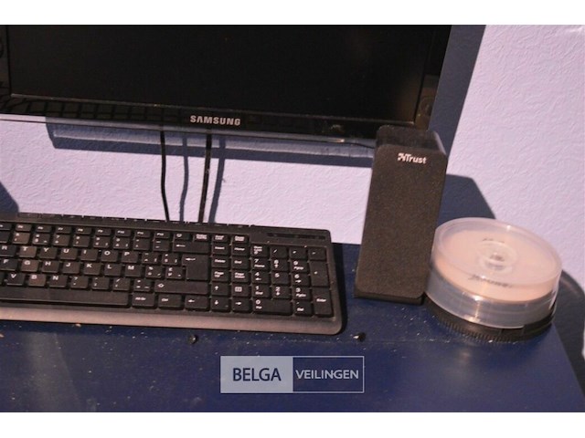 Computer met toebehoren - afbeelding 3 van  4