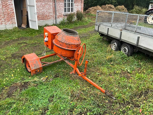 Concrete mixer - afbeelding 1 van  13