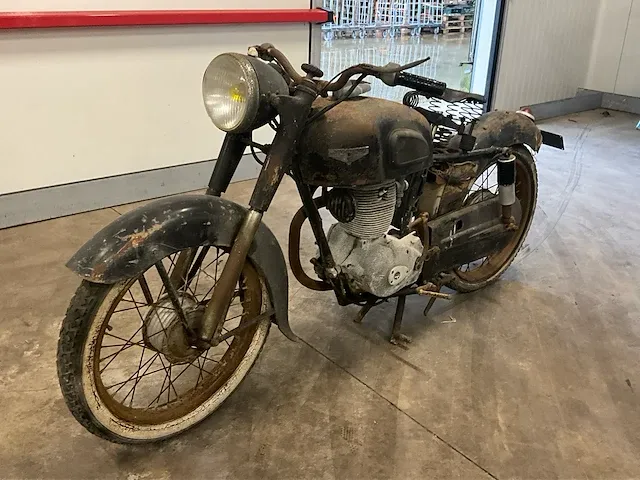 Confort oldtimer motorfiets restauratieproject - afbeelding 1 van  6