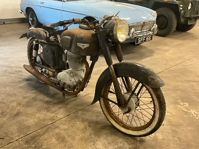 Confort oldtimer motorfiets restauratieproject - afbeelding 2 van  6