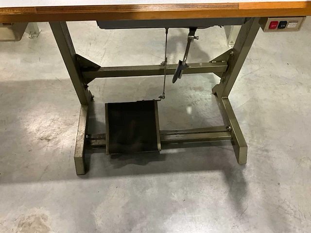 Consew 4naalds kettingsteek met drievoudig transport type 3324 - afbeelding 3 van  7