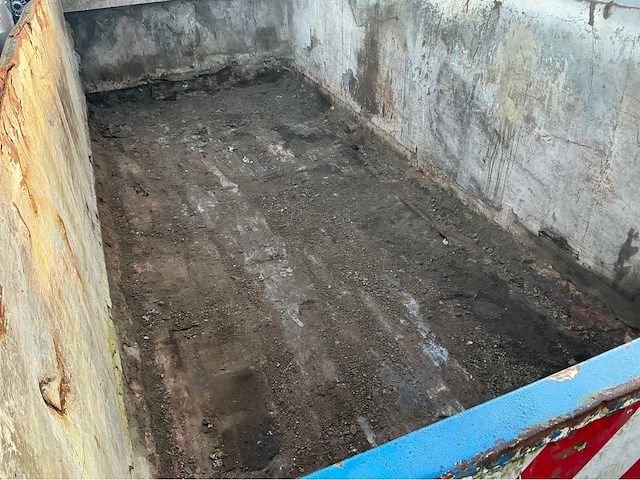 Container blauw met slechte bodem afzet afvalcontainer - afbeelding 5 van  5