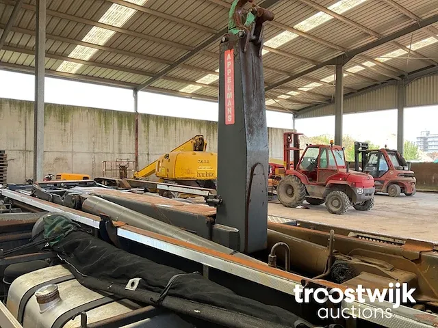 Containervrachtwagen - afbeelding 16 van  38
