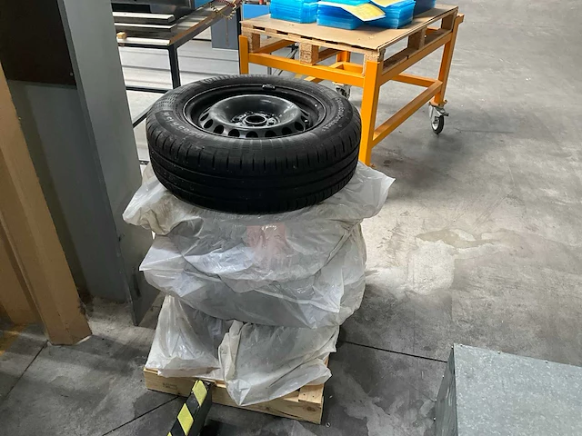 Continental 195/65 r 15 h 4 banden (4x) - afbeelding 1 van  6