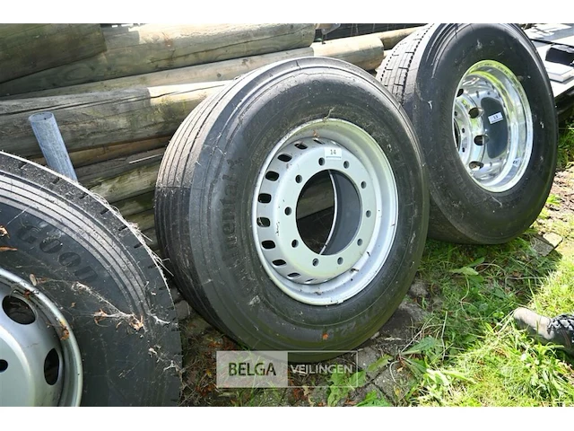Continental vrachtwagenband + velg - afbeelding 1 van  5